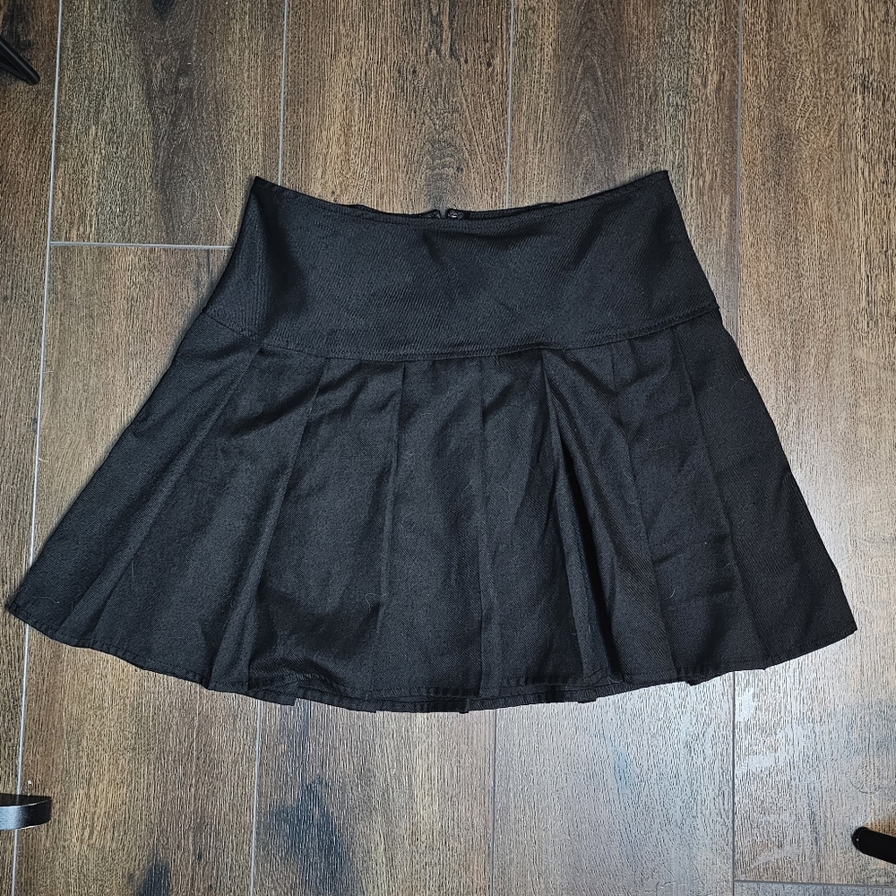 Black Pleated Skirt - Picture 2 of 5
